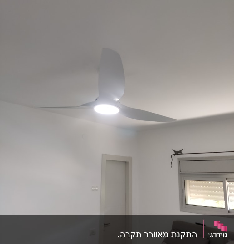מאוורר תקרה עם תאורה דולקת בחדר שינה